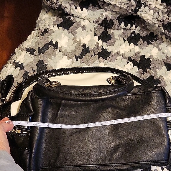 Sale  3 for $40 Authentic Guess purse. - Picture 8 of 9